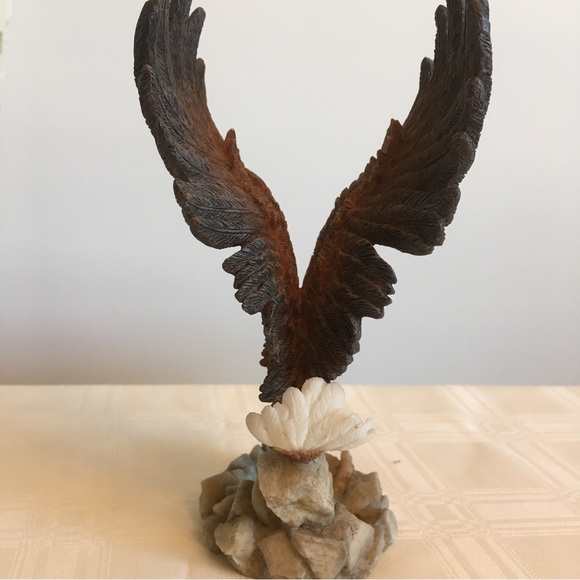 Bald eagle figurine 7 inches tall. Detailed resin eagle diving for Fish - Picture 4 of 6